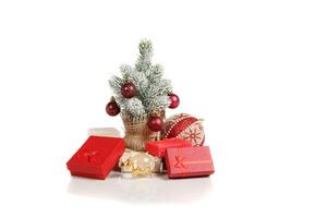 jul träd gåva lådor med leksaker på en vit bakgrund foto