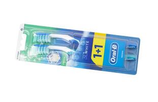 oral-b 3d vit tandborste förpackning isolerat på vit bakgrund med klippning väg foto