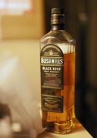 flaska av buskkvarnar original- irländsk whisky, produkt av gammal buskkvarnar foto