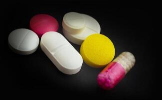 olika tabletter blanda högen läkemedel piller kapslar terapi läkare influensa antibiotikum apotek medicin medicinsk foto