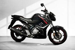 svart sporter typ motorcykel med bränsle injektion systemet foto