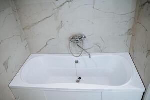 utsökt badkar med marmor väggar. Snövit stor badrum i de lägenhet. badrum med Allt modern anläggningar foto