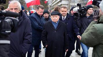 Warszawa, polen. 7 februari 2024. de ledare av de opposition pis fest, jaroslaw kaczynski, under en Tryck konferens i främre av de sejm foto