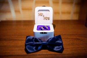 rosett slips och bröllop ringar. bröllop dekoration foto