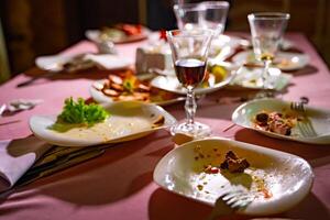 tömma maträtt efter familj middag i restaurang. fest, firande eller friska mat begrepp foto