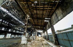 övergiven förstörd industriell fabrik byggnad, ruiner och rivning begrepp foto