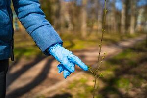 person i medicinsk handskar på de gata. pandemi covid19. sluta coronavirus foto