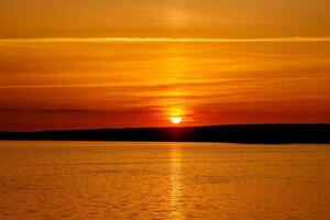 skön solnedgång på de flod. landskap serier foto