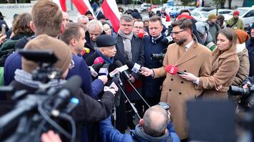 Warszawa, polen. 7 februari 2024. de ledare av de opposition pis fest, jaroslaw kaczynski, under en Tryck konferens i främre av de sejm foto