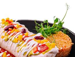 nötkött burrito middag med ris på panorera foto