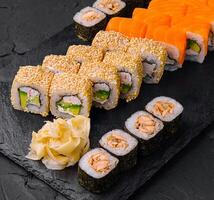 sushi rulla topp se på svart foto