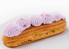 eclair vispad rosa grädde på tallrik foto