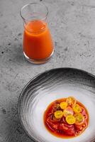 tomat soppa i en keramisk skål foto