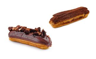 eclairs med choklad grädde och hasselnötter isolerat foto