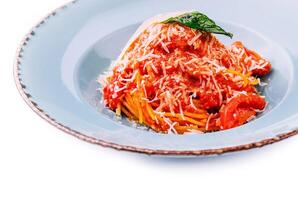 spaghetti pasta i tomat sås och parmesan ost foto
