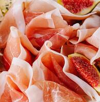 italiensk antipasto med skinka och frukt foto