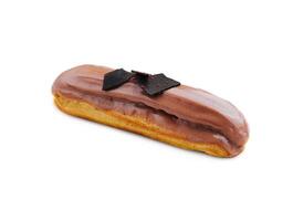 eclair toppade med choklad på vit bakgrund foto