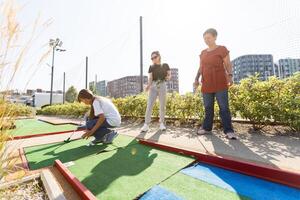 golf kurs grupp av vänner människor med barn Framställ stående foto