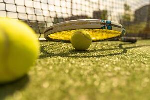 tennis racket med en tennis boll på en tennis domstol foto