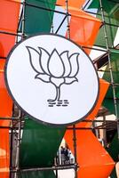 ny delhi, Indien - februari 17 2024 - bharatiya janata fest logotyp av indisk politisk fest, bjp bhartiya janta fest symbol under pm väg visa i delhi, Indien, bjp tecken och symbol foto
