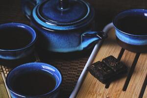 porslin för te ceremoni . blå te uppsättning krukmakeri på bambu servett. foto