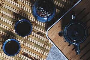 porslin för te ceremoni topp se. blå te uppsättning krukmakeri på bambu servett. foto