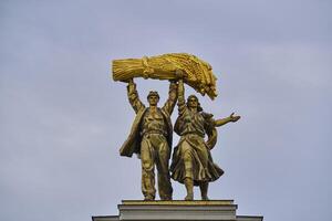 ryssland moskva Maj 10, 2023.skulptur av en arbetstagare och en kollektiv jordbrukare ovan de ingång till de vdnh. foto