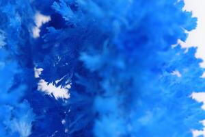 makro bild blå salt kristall på vit bakgrund. foto