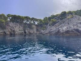 de klippig kust av kroatien foto