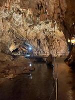 en grotta med en gångväg och en bro foto