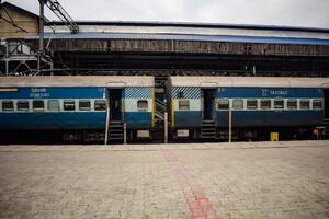 amritsar, Indien, februari 03 2024 - indisk järnväg tåg på amritsar järnväg station plattform under morgon- tid, färgrik tåg på amritsar, punjab järnväg station foto