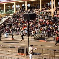 wagah gräns, amritsar, punjab, Indien, 02 februari 2023 - flagga ceremoni förbi gräns säkerhet tvinga bsf vakter på Indien-Pakistan gräns nära attari amritsar, punjab, Indien hölls varje dag kväll tid foto