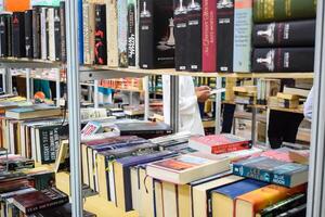 ny delhi, Indien, september 09 2023 - mängd av böcker på hylla inuti en bokstånd på delhi internationell bok rättvis, urval av böcker på visa i årlig bok rättvis. foto