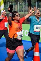 ny delhi, Indien - oktober 15 2023 - vedanta delhi halv maraton lopp efter covid i som maraton deltagarna handla om till korsa de Avsluta linje, delhi halv maraton 2023 foto