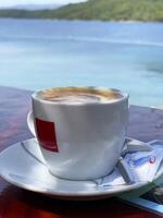 en kopp av kaffe på en tabell foto