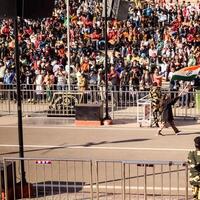 wagah gräns, amritsar, punjab, Indien, 02 februari 2023 - flagga ceremoni förbi gräns säkerhet tvinga bsf vakter på Indien-Pakistan gräns nära attari amritsar, punjab, Indien hölls varje dag kväll tid foto