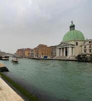 en se av de stor kanal i Venedig, Italien foto