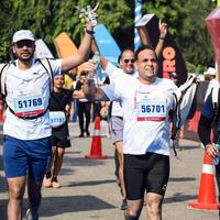 ny delhi, Indien - oktober 15 2023 - vedanta delhi halv maraton lopp efter covid i som maraton deltagarna handla om till korsa de Avsluta linje, delhi halv maraton 2023 foto