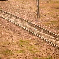 se av tåg järnväg spår från de mitten under dagtid på kathgodam järnväg station i Indien, tåg järnväg Spår se, indisk järnväg korsning, tung industri foto