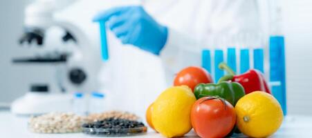 forskare kolla upp kemisk mat rester i laboratorium. kontrollera experter inspektera kvalitet av grönsaker grönsaker. labb, faror, hitta förbjuden ämnen, förorena, mikroskop, mikrobiolog foto