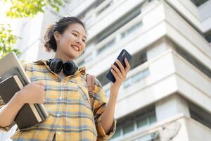 porträtt skön asiatisk kvinna studerande. leende flicka Lycklig studie. läsa bok i högskola campus. ung kvinna på internationell Asien universitet. utbildning, studie, skola, inlärning, examen, Fortsätta utbildning foto