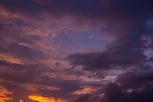 skön visningar av de solnedgång himmel och soluppgång himmel med färgrik moln foto