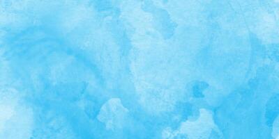 färgrik lutning bläck färger våt effekt blå textur, hav blå borsta målad målning texturerad på papper, akvarell måla papper texturerad med vattenfärg stänk, himmel moln med vattenfärg på blå. foto