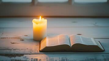 ai genererad ett öppen helig bok, de bibel, Nästa till en brinnande ljus på en vit trä- tabell, medan kommunicerar med Gud foto