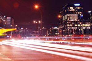 roving bil med fläck ljus genom stad på natt foto
