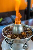 thai nötkött soppa med bräserad nötkött, skivad nötkött, köttbulle och vegetabiliska eras i brand varm pott foto