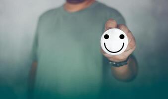 man visa en märka med Lycklig leende koppla av ansikte, Bra respons betyg, tror positiv. foto