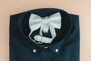 ny svart skjorta och vit rosett slips foto