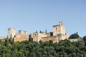 utsikt över alhambrapalatset från carvajales synvinkel. blå himmel för kopieringsutrymme eller collage foto
