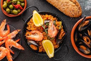 traditionell spansk paella med skaldjur foto